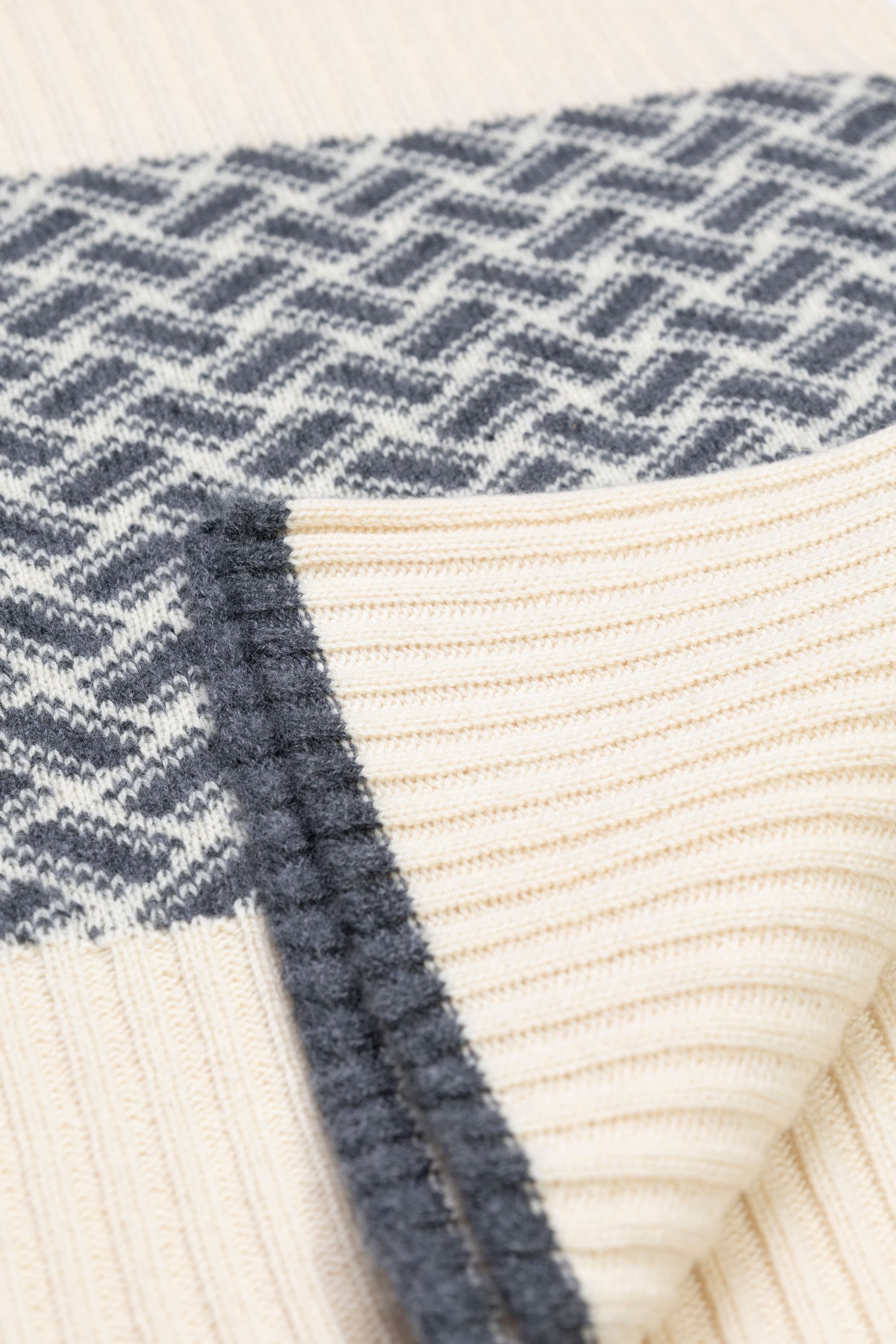 Razor Blade Cashmere Scarf - Image 4